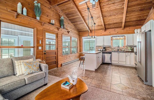 Shelby Cabaña | Lakefront, Year-Round Stony Lake Hideaway
