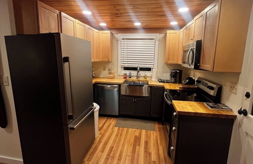 Tamassee Casa | LAKEHOUSE 2-bedroom with dock and outdoor dining in Tamassee