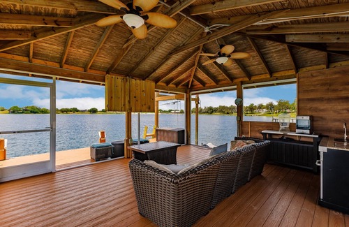 Avon Park Casa | Lakehouse Getaway