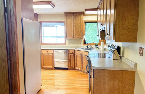 Annandale Casa | Lakehouse + Guesthouse Retreat with hot tub - Pontoon & Jet Ski Rental