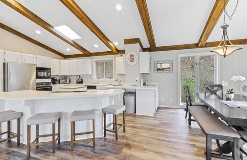 Country Club Estates Casa | Beautiful Family Lakehouse Retreat