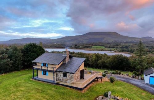 Fivemilebourne Casa | Lakeland Lodge 400 year old Bavarian Lodge with Private Hot Tub Pet Friendly
