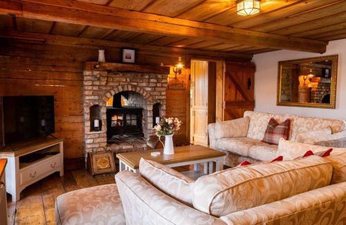 Fivemilebourne Casa | Lakeland Lodge 400 year old Bavarian Lodge with Private Hot Tub Pet Friendly