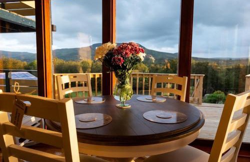 Fivemilebourne Casa | Lakeland Lodge 400 year old Bavarian Lodge with Private Hot Tub Pet Friendly