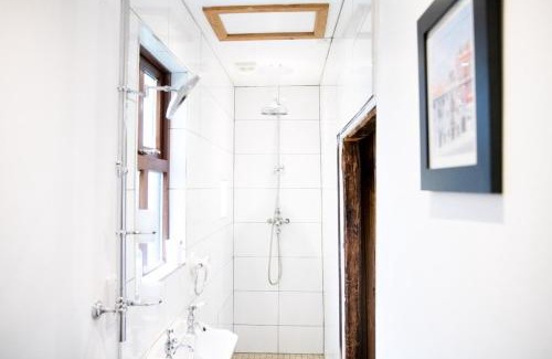 Fivemilebourne Casa | Lakeland Lodge 400 year old Bavarian Lodge with Private Hot Tub Pet Friendly