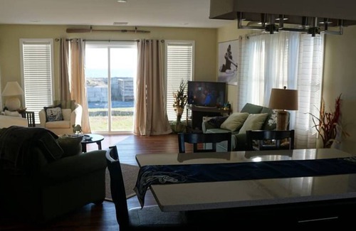 Pleasantville Casa | UBICACIÓN FRENTE AL AGUA CON VISTA INCREÍBLE DE LA PUESTA DEL SOL!