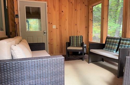 Bridgton Cabina | Lakes & Mountain Experience! 4 Seasons Getaway -- 3 Bed 1.5 Bath Cozy Cabin