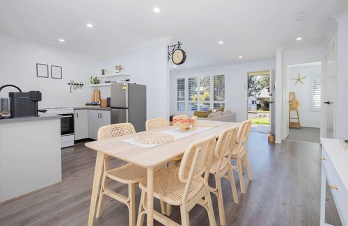 Kingfisher Shores Casa | Lakeshore Cottage Boho Chic with Poolside Deck