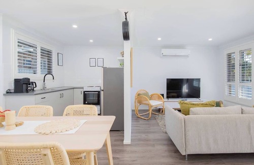 Kingfisher Shores Casa | Lakeshore Cottage Boho Chic with Poolside Deck