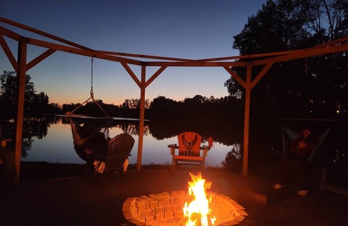 Pioneer Casa | Lakeshore Escape: 3-bedroom, pet friendly home, 10 min from Turnpike