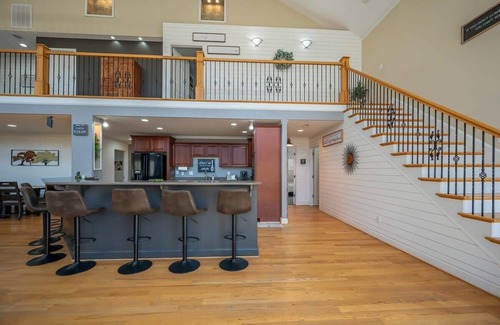 Lynn Casa | Lakeshore Retreat with Hot Tub and Games