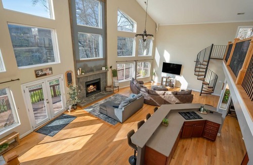 Lynn Casa | Lakeshore Retreat with Hot Tub and Games