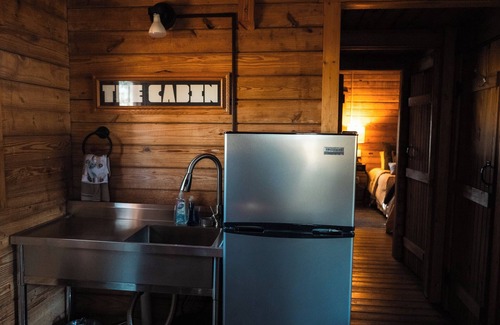 Hattieville Cabina | lakeside 3: Charming 2-bedroom cabin with AC and WiFi in peaceful Solgohachia