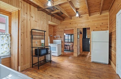 Ponshewaing Cabaña | Lakeside 6-bedroom Cottage with Harbor