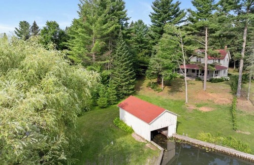 Ponshewaing Cabaña | Lakeside 6-bedroom Cottage with Harbor