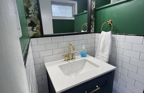 Northville Cabina | Lakeside - Art Deco Unique Motel Room Close to Great Hiking Trails