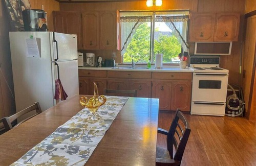 Port McNicoll Cabina | Lakeside Cabin: Steps to Beach