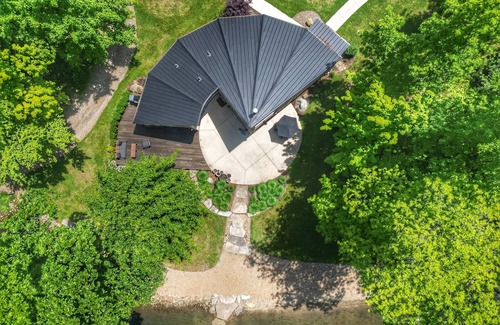 Madison Chalet De Esquí | Lakeside Chalet w/ Private Deck, Wood Stove & Scenic Trails in Ohio Wine Country