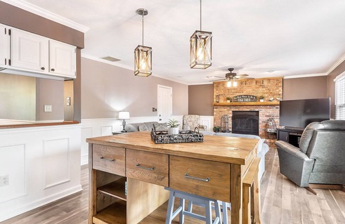 Cicero Casa | Lakeside Charm 3 BR Hot Tub Fireplace & King Suite