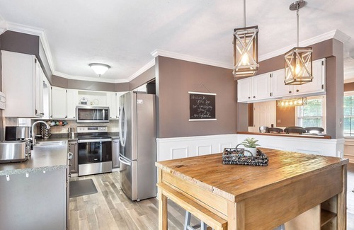 Cicero Casa | Lakeside Charm 3 BR Hot Tub Fireplace & King Suite