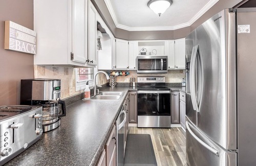 Cicero Casa | Lakeside Charm 3 BR Hot Tub Fireplace & King Suite