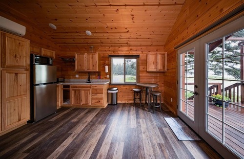 Chiniak Cabaña | Lakeside Cottage: Serene Retreat at Friends by the Ocean