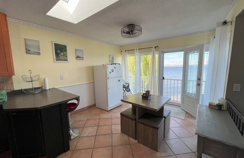 Victoria Harbour Cabaña | Lakeside Escape: Cozy Family Cottage Retreat