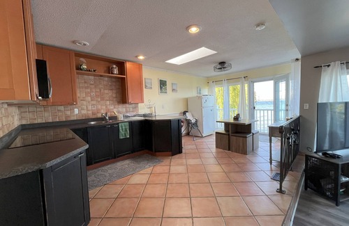 Victoria Harbour Cabaña | Lakeside Escape: Cozy Family Cottage Retreat