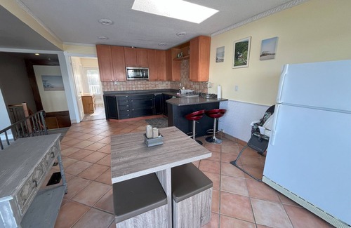 Victoria Harbour Cabaña | Lakeside Escape: Cozy Family Cottage Retreat