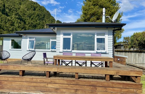 Rototai Casa | Lakeside Escape Holiday House