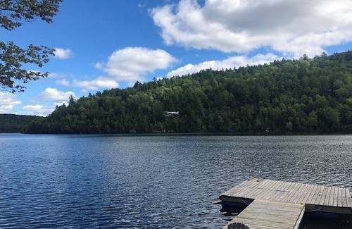 Val-des-Monts Cabaña | Lakeside Getaway: Cozy Cottage with Pool Table, Spa & Steps from the Water!