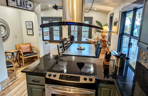 Kingston Casa | Lakeside Haven: Scenic Wooded Trail to Quiet Cove