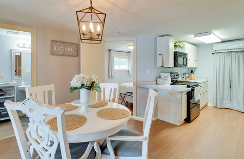Jefferson Casa | 'Lakeside Haven' w/ Deck & Views in Jefferson!