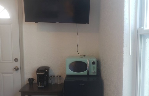 Mount Dora Casa | Lakeside Hideaway! 1 mile from Historic Downtown Mount Dora - (3 night maximum)