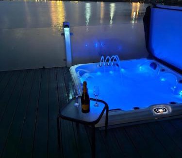 Dogdyke Casa | Lakeside Holiday Home with Hot Tub