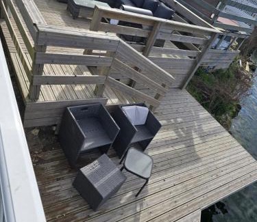 Dogdyke Casa | Lakeside Holiday Home with Hot Tub