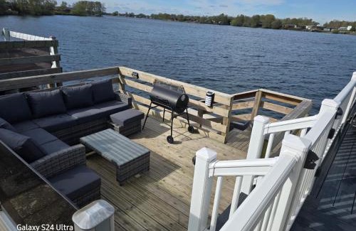 Dogdyke Casa | Lakeside Holiday Home with Hot Tub