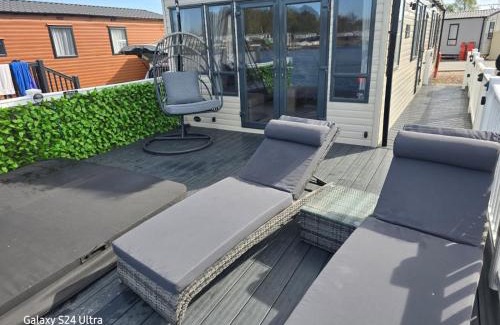 Dogdyke Casa | Lakeside Holiday Home with Hot Tub