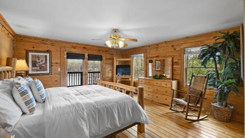 Sherrills Ford Casa | Lakeside Lodge by AvantStay Hot Tub Dock