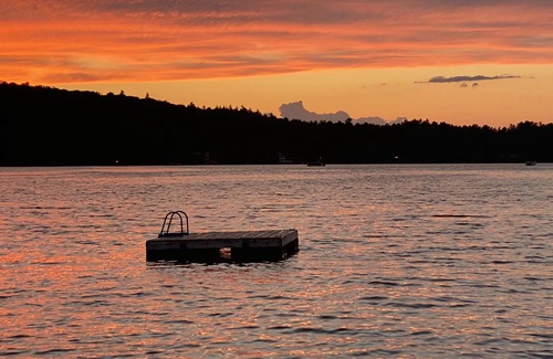 Gray Casa | Lakeside Living w\sandy beach within 25 minutes of Portland