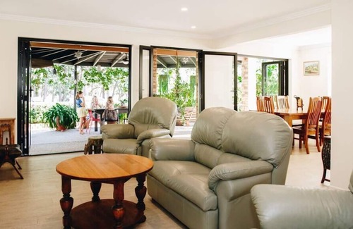 Wurtulla Casa | Lakeside Living! Waterfront 3Brm Home Wurtulla