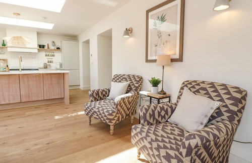 Pattingham Cabaña | LAKESIDE LODGE, pet friendly, with hot tub in Pattingham