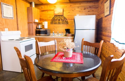 Sand Springs Cabina | Lakeside Log Cabins and Blufftop Hillside Cabin