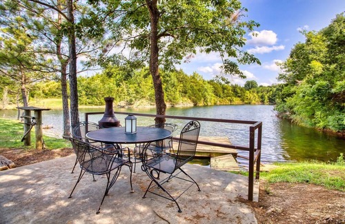 Sand Springs Cabina | Lakeside Log Cabins and Blufftop Hillside Cabin