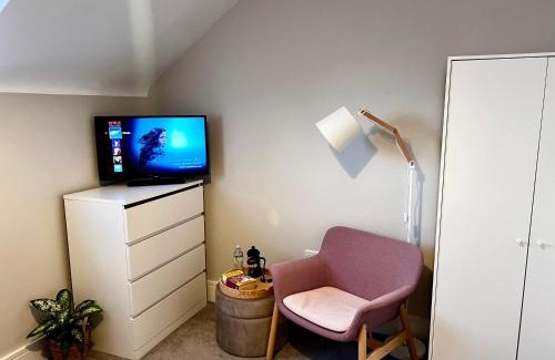 Reading Cama Y Desayuno | Lakeside LUX bedroom with parking, M4 Jct 11, next to train station