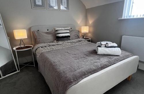 Reading Cama Y Desayuno | Lakeside LUX bedroom with parking, M4 Jct 11, next to train station