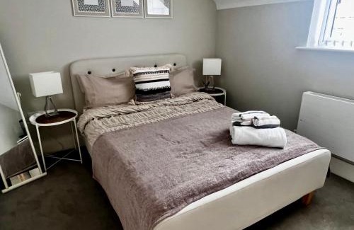 Reading Cama Y Desayuno | Lakeside LUX bedroom with parking, M4 Jct 11, next to train station