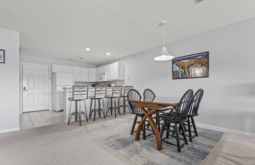 Camdenton Condominio | Lakeside Paradise 2Bd w/ Pool, Playground and More