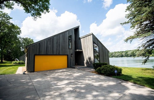 Roseville Casa | Lakeside Paradise: Your Serene Escape Awaits!