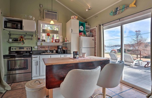 Pleasure Island Cabaña | ¡NUEVO! Lakeside Pleasure Island Cabin con cubierta y parrilla